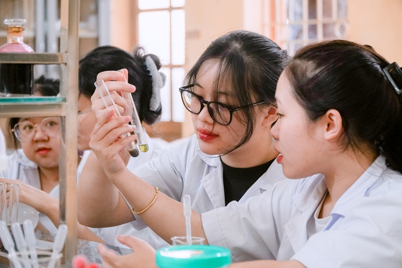 Sinh viên trường Cao đẳng Y - Dược Cộng đồng rèn kỹ năng tay nghề qua những tiết thực hành trên lớp, chuyến đi thực tế và các kỳ thực tập