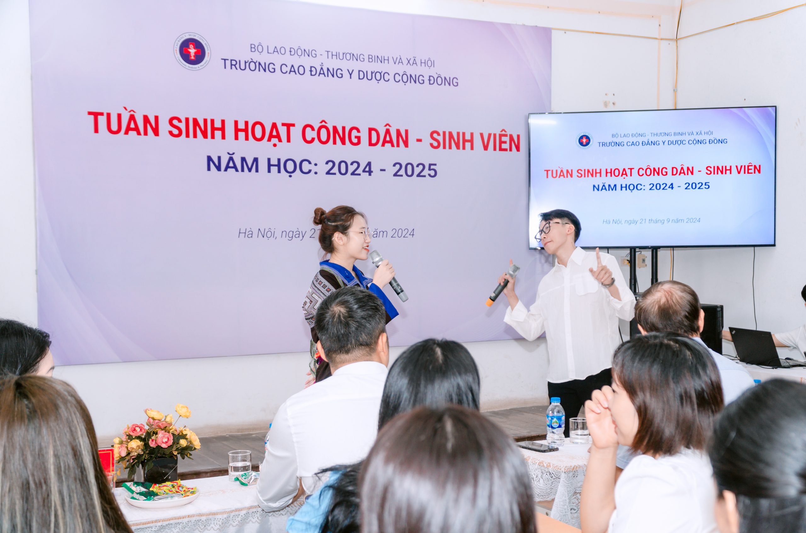 Sinh viên thể hiện tiết mục văn nghệ đầy sôi động