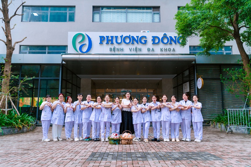 Cô Dân dẫn sinh viên ngành điều dưỡng đến thực tập tại Bệnh viện Đa khoa Phương Đông