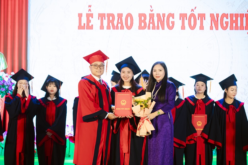 Trao bằng tốt nghiệp cho sinh viên Trường Cao đẳng Y Dược Cộng đồng