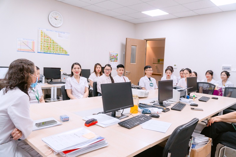Buổi gặp gỡ với những chia sẻ thân tình của các y bác sĩ tại Bệnh viện Đa khoa Phương Đông tiếp thêm động lực cho các sinh viên điều dưỡng trong kỳ thực tập