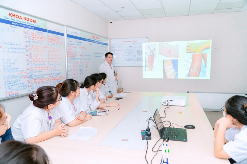 Các buổi đào tạo tại bệnh viện Đa khoa Phương Đông là những bài học quý để sinh viên tích lũy thêm những kiến thức và kỹ năng chăm sóc người bệnh Các buổi đào tạo tại bệnh viện Đa khoa Phương Đông là những bài học quý để sinh viên tích lũy thêm những kiến thức và kỹ năng chăm sóc người bệnh