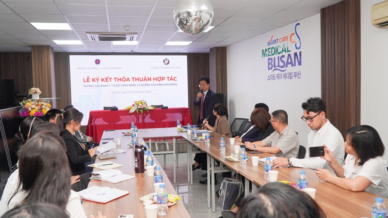 Nhà trường hợp tác quốc tế mang lại lợi thế gì cho sinh viên?