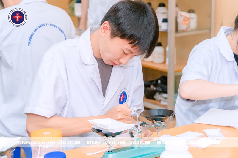 Sinh viên dược bước vào "tiết thi thực chiến" trong môn Bào chế dược Sinh viên dược bước vào "tiết thi thực chiến" trong môn Bào chế dược