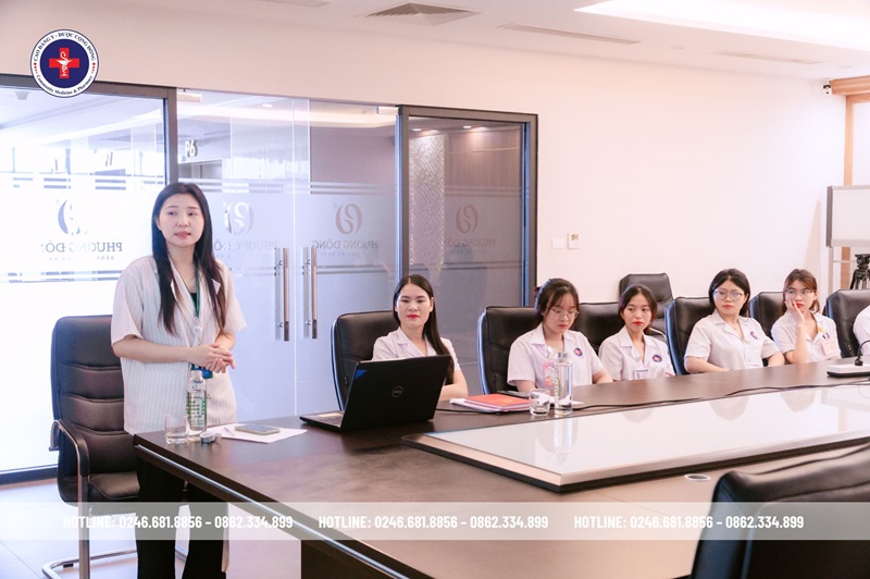 Chị Đỗ Minh Nguyệt (Phòng Đào tạo) giới thiệu tổng quan về Bệnh viện Đa khoa Phương Đông