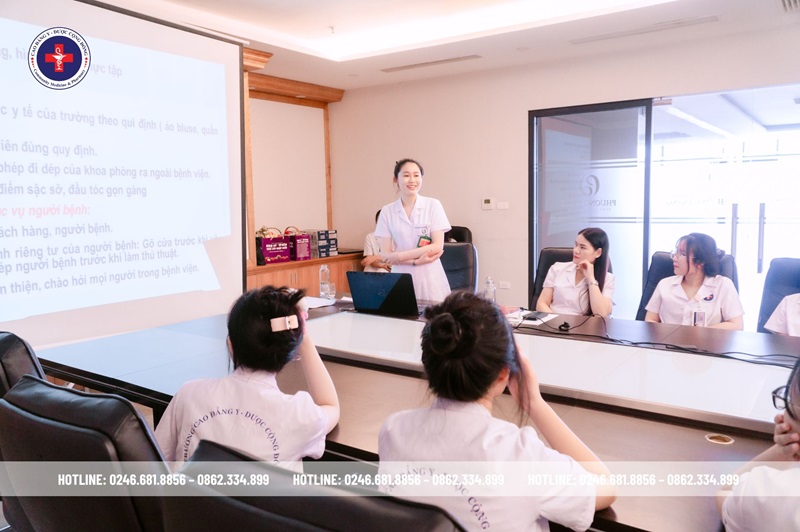 Chị Nguyễn Thị Trang (Phòng Điều dưỡng) hướng dẫn cụ thể các quy định thực tập dành cho sinh viên Điều dưỡng