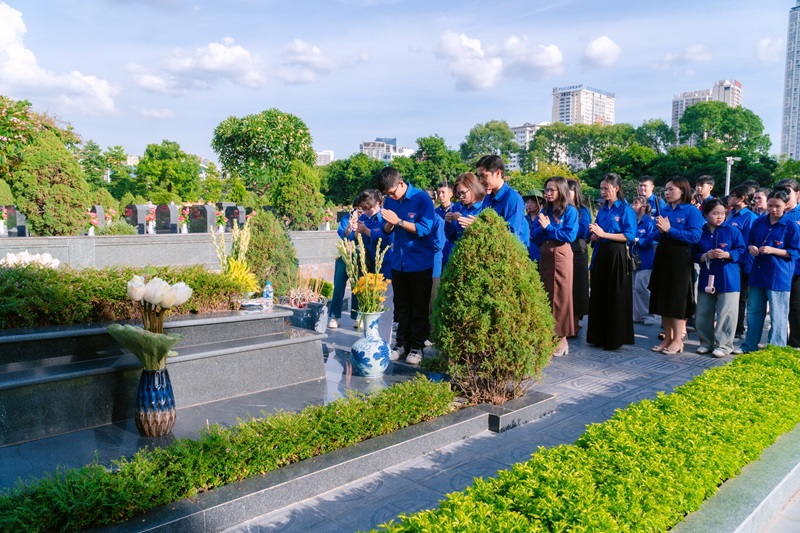 Đoàn thanh niên Trường Cao đẳng Y Dược Cộng đồng dâng hương tưởng nhớ các anh hùng liệt sĩ