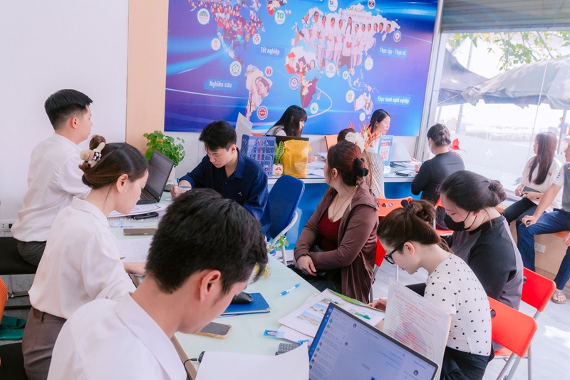 Không khí nhập học tại Văn phòng tuyển sinh Trường Cao đẳng Y - Dược Cộng đồng
