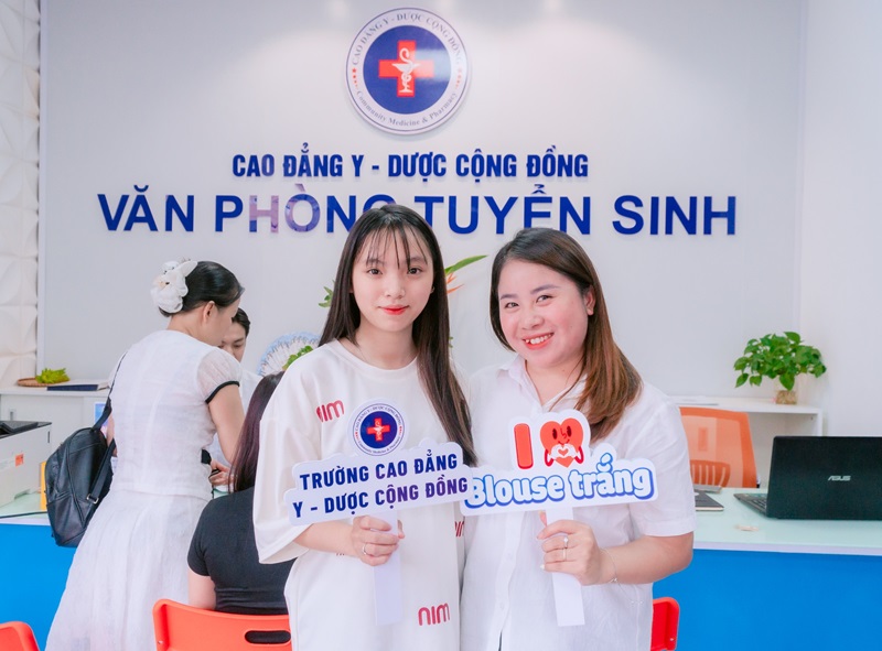 Lưu lại khoảnh khắc ngày đầu trở thành Tân sinh viên chính thức của Trường Cao đẳng Y - Dược Cộng đồng