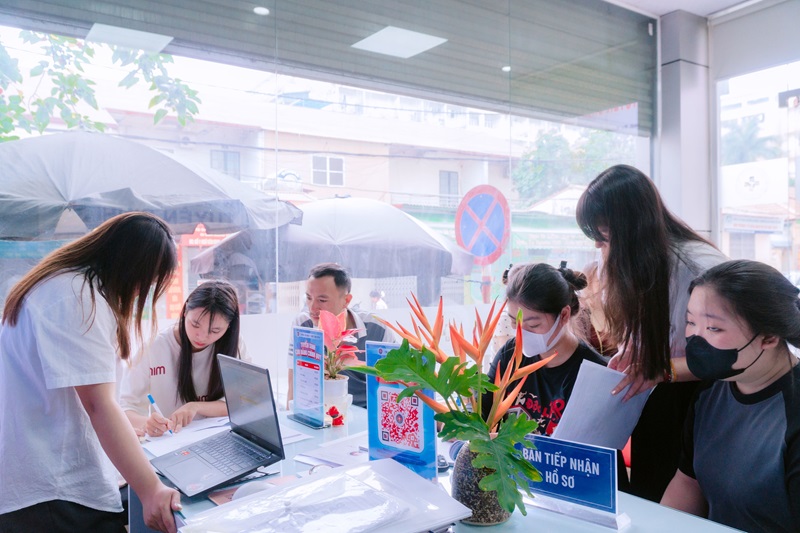 Nhà trường luôn tận tâm hỗ trợ thí sinh, giúp quá trình nhập học diễn ra nhanh chóng và thuận tiện Nhà trường luôn tận tâm hỗ trợ thí sinh, giúp quá trình nhập học diễn ra nhanh chóng và thuận tiện