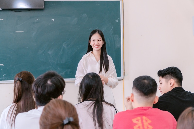 Cô Phạm Thị Thảo gửi lời chúc mừng đến tân sinh viên và chia sẻ những lời khuyên quý giá cho hành trình 3 năm học tại Trường Cao đẳng Y - Dược Cộng đồng