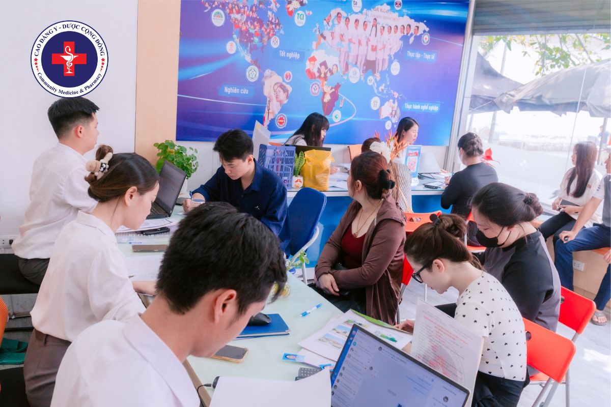 Sinh viên k12 nhập học tại văn phòng tuyển sinh Trường Cao đẳng Y - Dược Cộng đồng ( bài viết khối b01 gồm những môn nào)