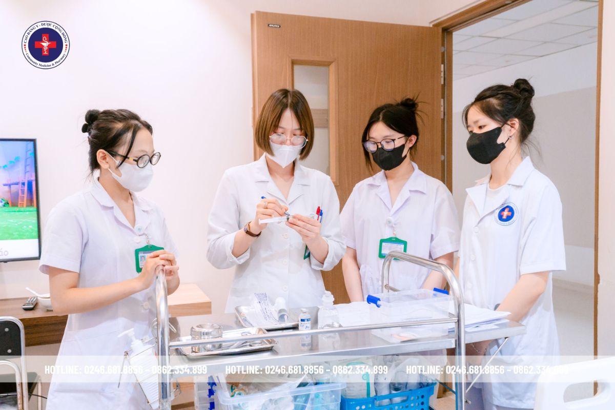 Sinh viên ngành Điều dưỡng của Trường Cao đẳng Y - Dược Cộng đồng thực tập tại bệnh viện đa khoa Phương Đông