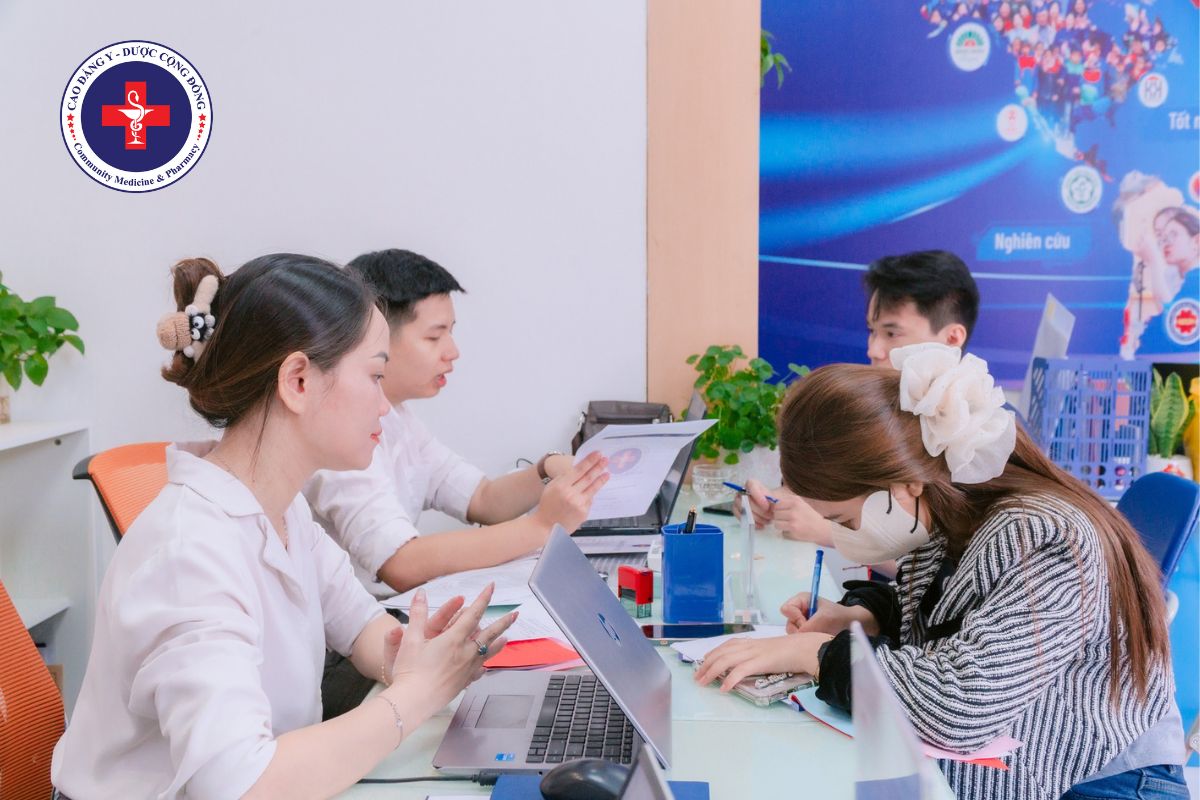 Các thầy cô đang hướng dẫn các bạn tân sinh viên làm hồ sơ nhập học tại trường Cao đẳng Y - Dược Cộng đồng
