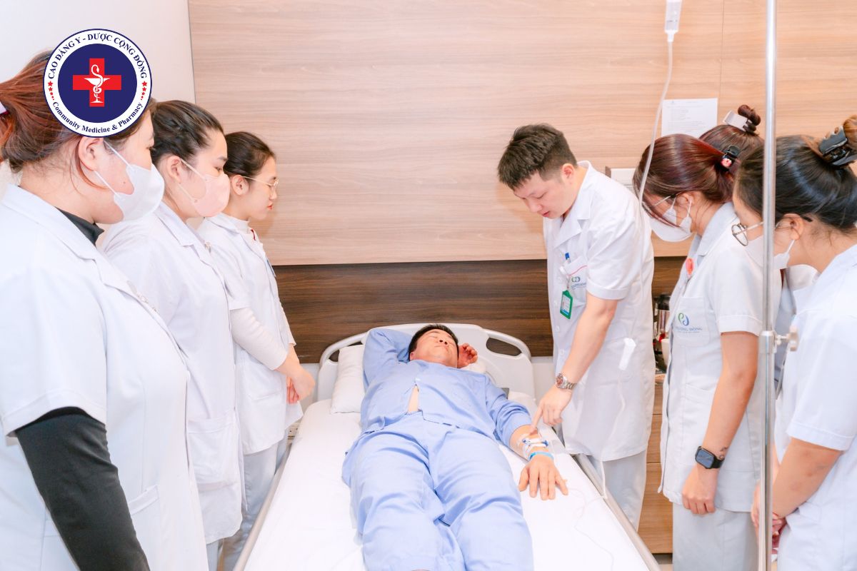 Sinh viên Trường Cao đẳng Y - Dược Cộng đồng đang được giảng viên hướng dẫn cụ thể cách truyền dịch trong kỳ thực tập
