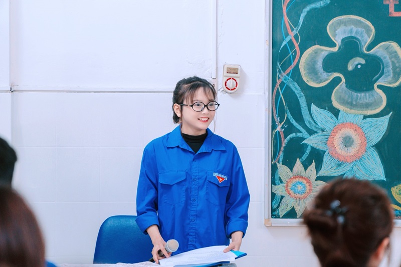 Nữ cán bộ lớp nhỏ nhắn luôn năng nổ, nhiệt tình tham gia các hoạt động 