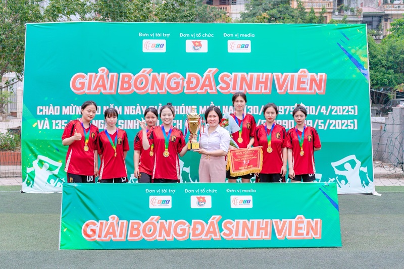 Phương cùng các bạn nhận Cup vô địch trong giải bóng đá sinh viên