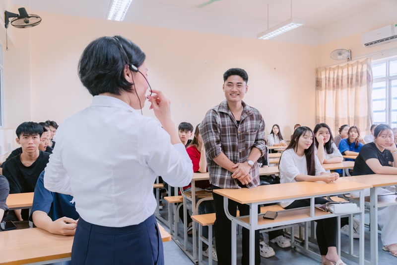 Tân sinh viên K12 rạng rỡ trong ngày gặp mặt đầu tiên