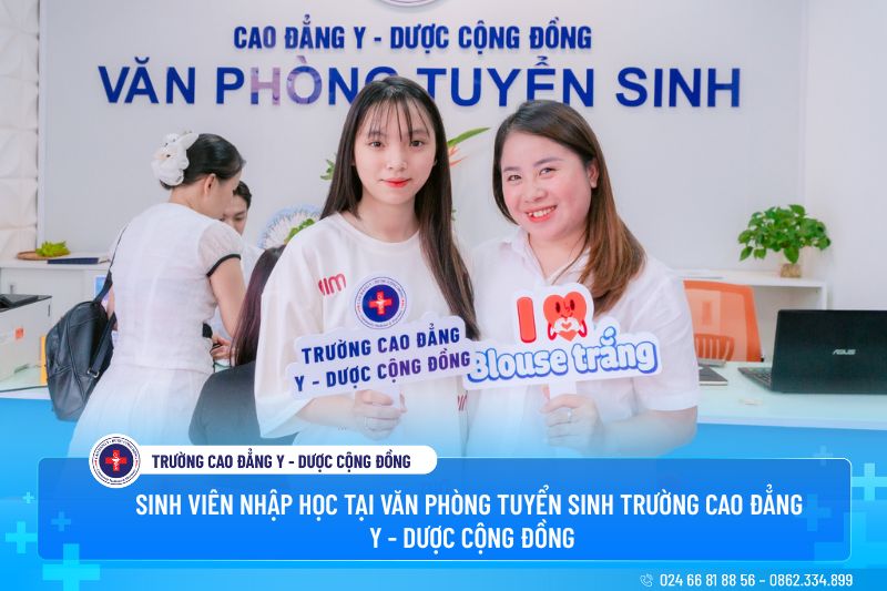 Sinh viên nhập học tại văn phòng tuyển sinh trường Cao đẳng Y - Dược Cộng đồng