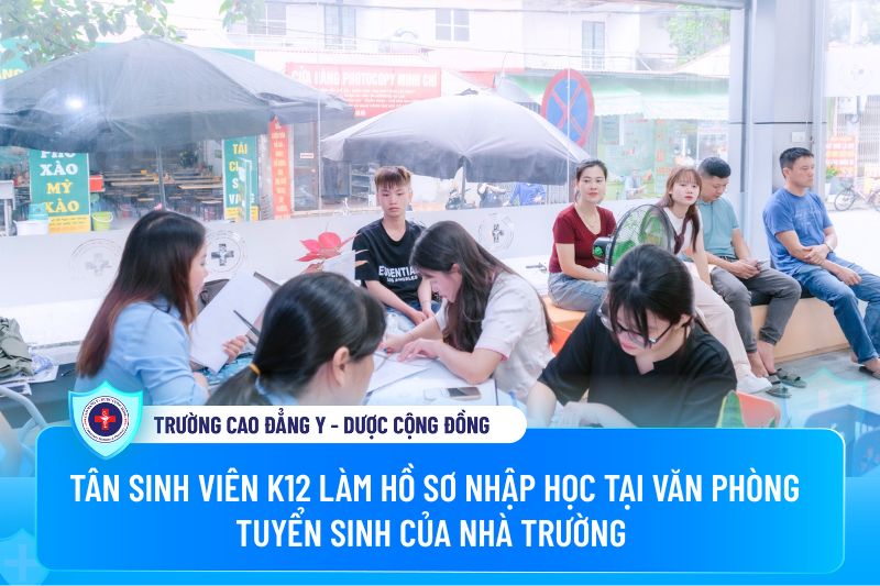 Tân sinh viên K12 làm hồ sơ nhập học tại văn phòng tuyển sinh của nhà trường