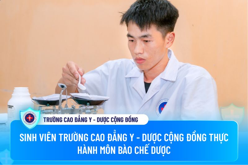 Sinh viên Trường Cao đẳng Y - Dược Cộng đồng thực hành môn bào chế dược