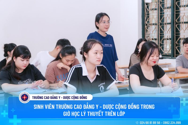 Sinh viên Trường Cao đẳng Y - Dược Cộng đồng trong giờ học Lý thuyết