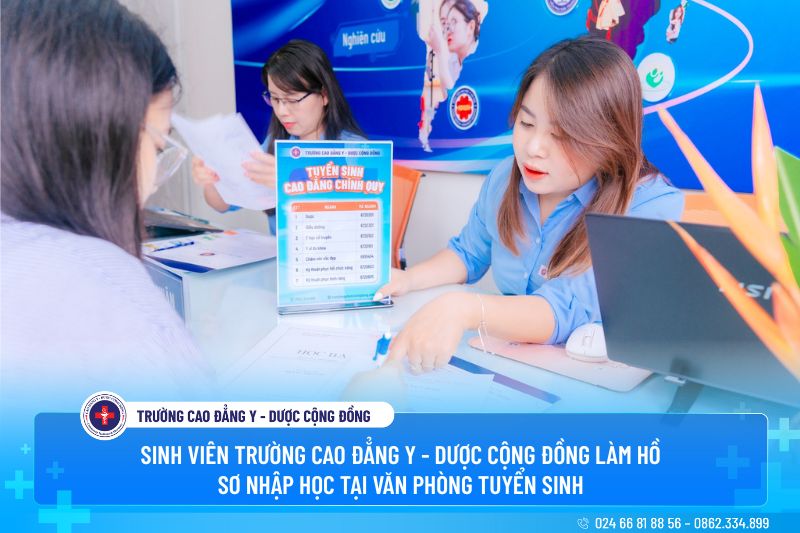 Sinh viên Trường Cao đẳng Y – Dược Cộng đồng được thầy cô hướng dẫn làm hồ sơ nhập học
