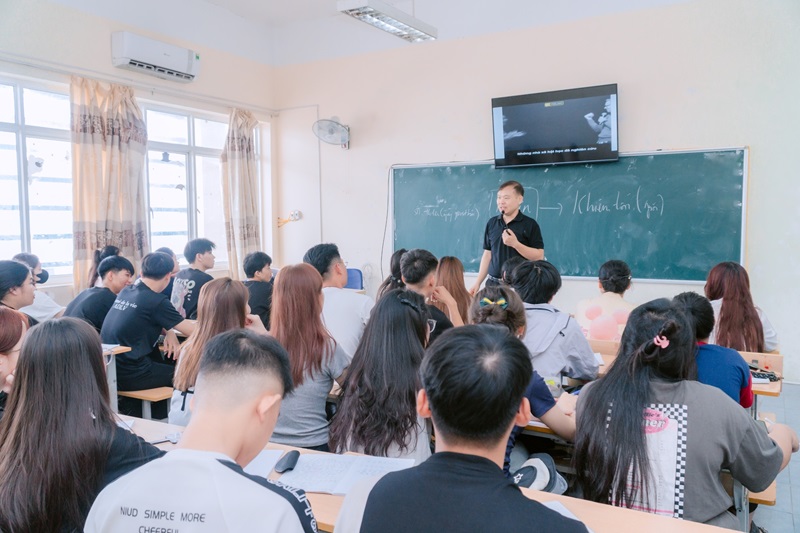 Tiết học kỹ năng mềm cho tân sinh viên K12 Trường Cao đẳng Y - Dược Cộng đồng