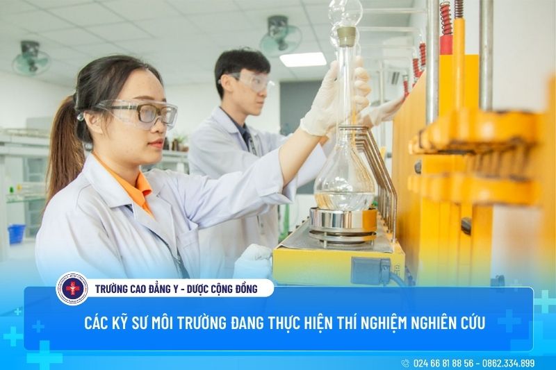 Các kỹ sư môi trường đang thực hiện thí nghiệm nghiên cứu