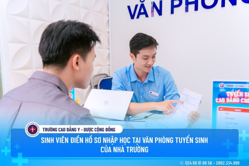 Nhiều sinh viên sử dụng tổ hợp Toán Lý Hóa để xét tuyển vào trường