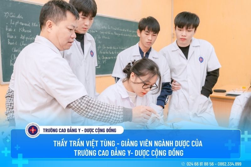 Thầy Trần Việt Tùng, giảng viên ngành Dược Trường Cao đẳng Y - Dược Cộng đồng đang hướng dẫn sinh viên thực hành môn bào chế dược.