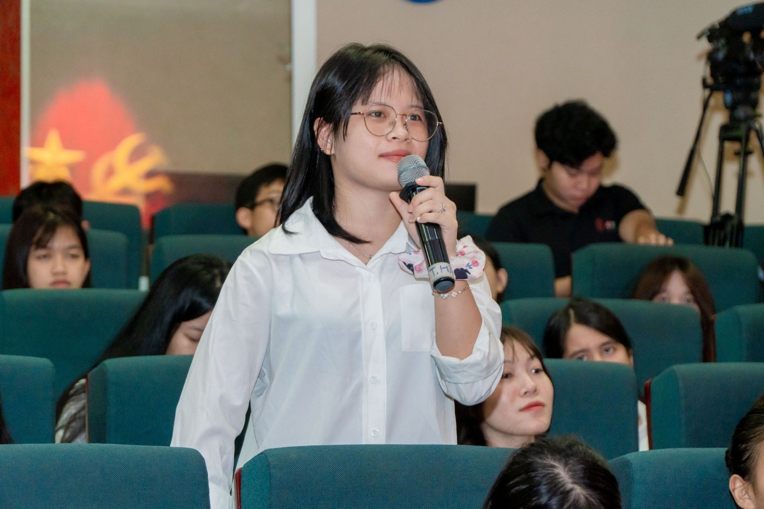 Tân sinh viên K12 đặt câu hỏi cho các chuyên gia Tân sinh viên K12 đặt câu hỏi cho các chuyên gia