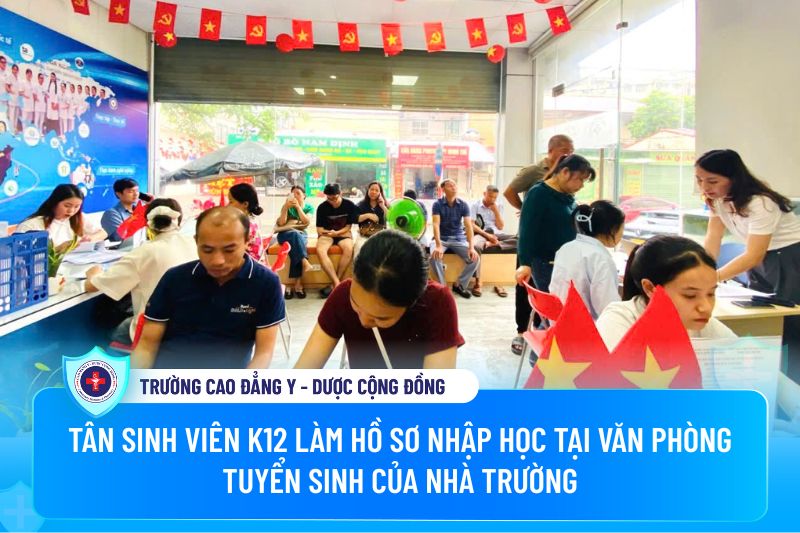 Tân sinh viên K12 làm hồ sơ nhập học tại văn phòng tuyển sinh Trường Cao đẳng Y - Dược Cộng đồng