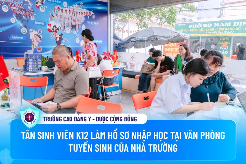 Tân sinh viên K12 làm hồ sơ nhập học tại văn phòng tuyển sinh của Trường Cao đẳng Y - Dược Cộng đồng