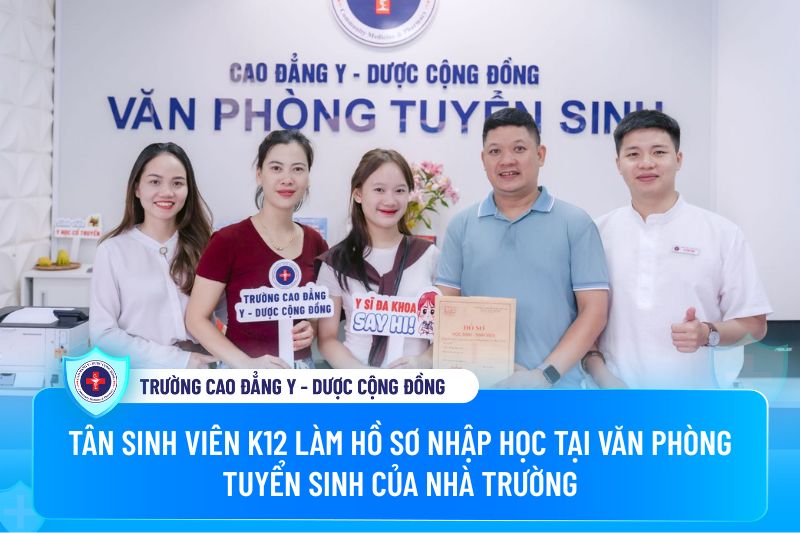 Tân sinh viên K12 làm hồ sơ nhập học tại văn phòng tuyển sinh Trường Cao đẳng Y - Dược Cộng đồng