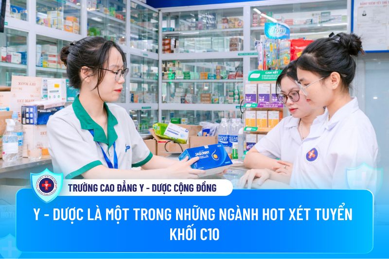 Sinh viên Trường Cao đẳng Y - Dược Cộng đồng thực tập tại nhà thuốc