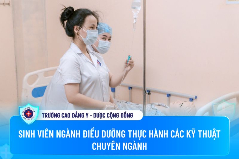 Sinh viên ngành Điều dưỡng thực hiện các kỹ thuật chuyên môn