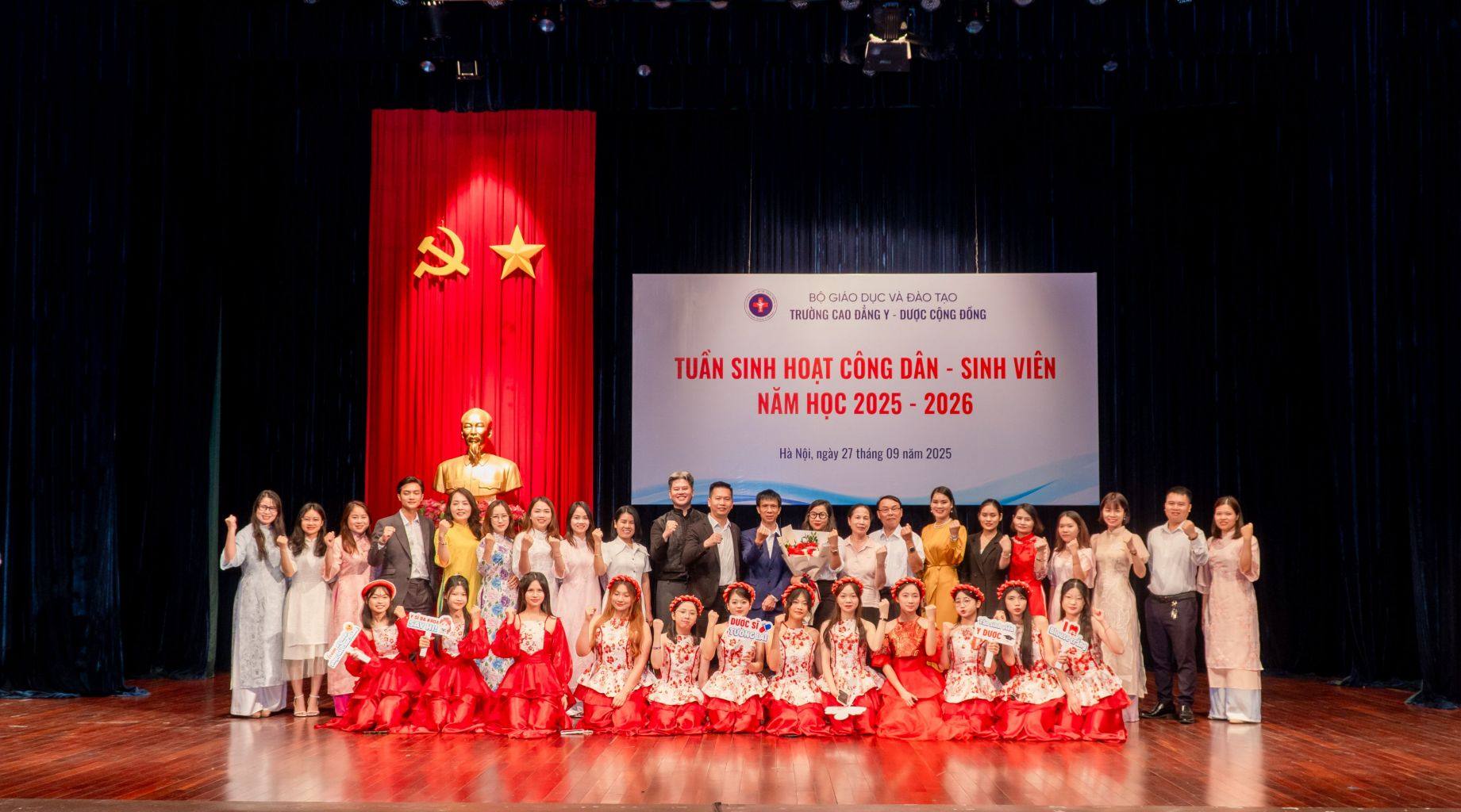 Các vị đại biểu, các vị khách quý, các cán bộ - giáo viên - nhân viên trong nhà trường cùng toàn thể tân sinh viên K12 Các vị đại biểu, các vị khách quý, các cán bộ - giáo viên - nhân viên trong nhà trường cùng toàn thể tân sinh viên K12