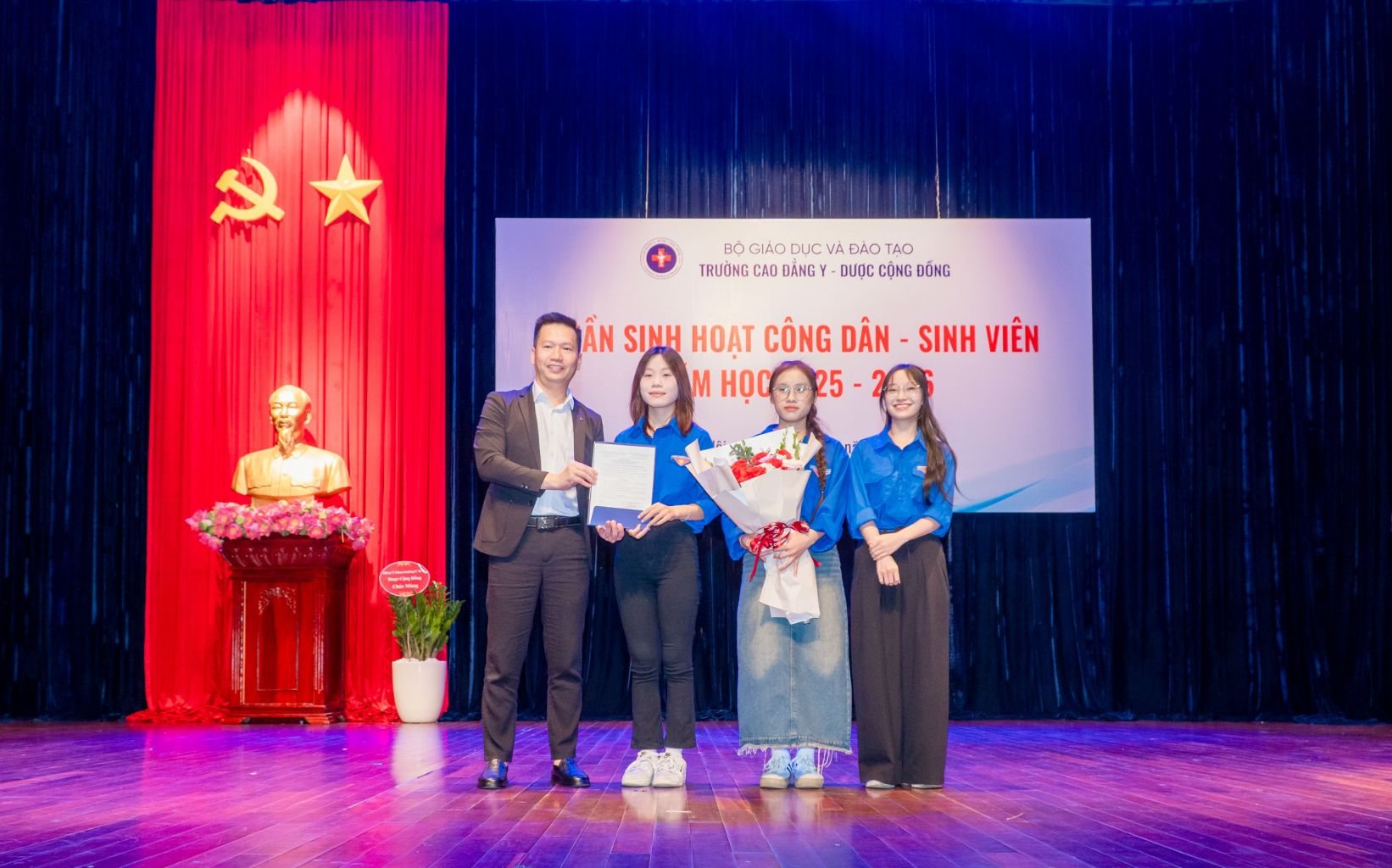 CLB sinh viên tình nguyện hứa hẹn sẽ là môi trường để sinh viên K12 rèn luyện kỹ năng sống, tinh thần đoàn kết và trách nhiệm xã hội. CLB sinh viên tình nguyện hứa hẹn sẽ là môi trường để sinh viên K12 rèn luyện kỹ năng sống, tinh thần đoàn kết và trách nhiệm xã hội.