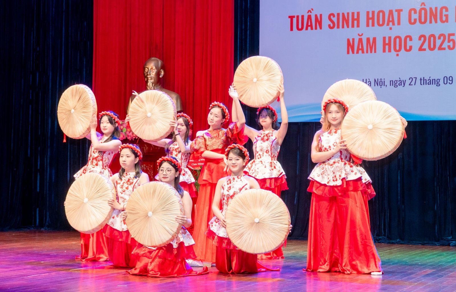 Tiết mục múa Bắc thang lên hỏi ông trời thể hiện của nhóm múa lớp K12.01 Trường Cao đẳng Y - Dược Cộng đồng Tiết mục múa Bắc thang lên hỏi ông trời thể hiện của nhóm múa lớp K12.01 Trường Cao đẳng Y - Dược Cộng đồng