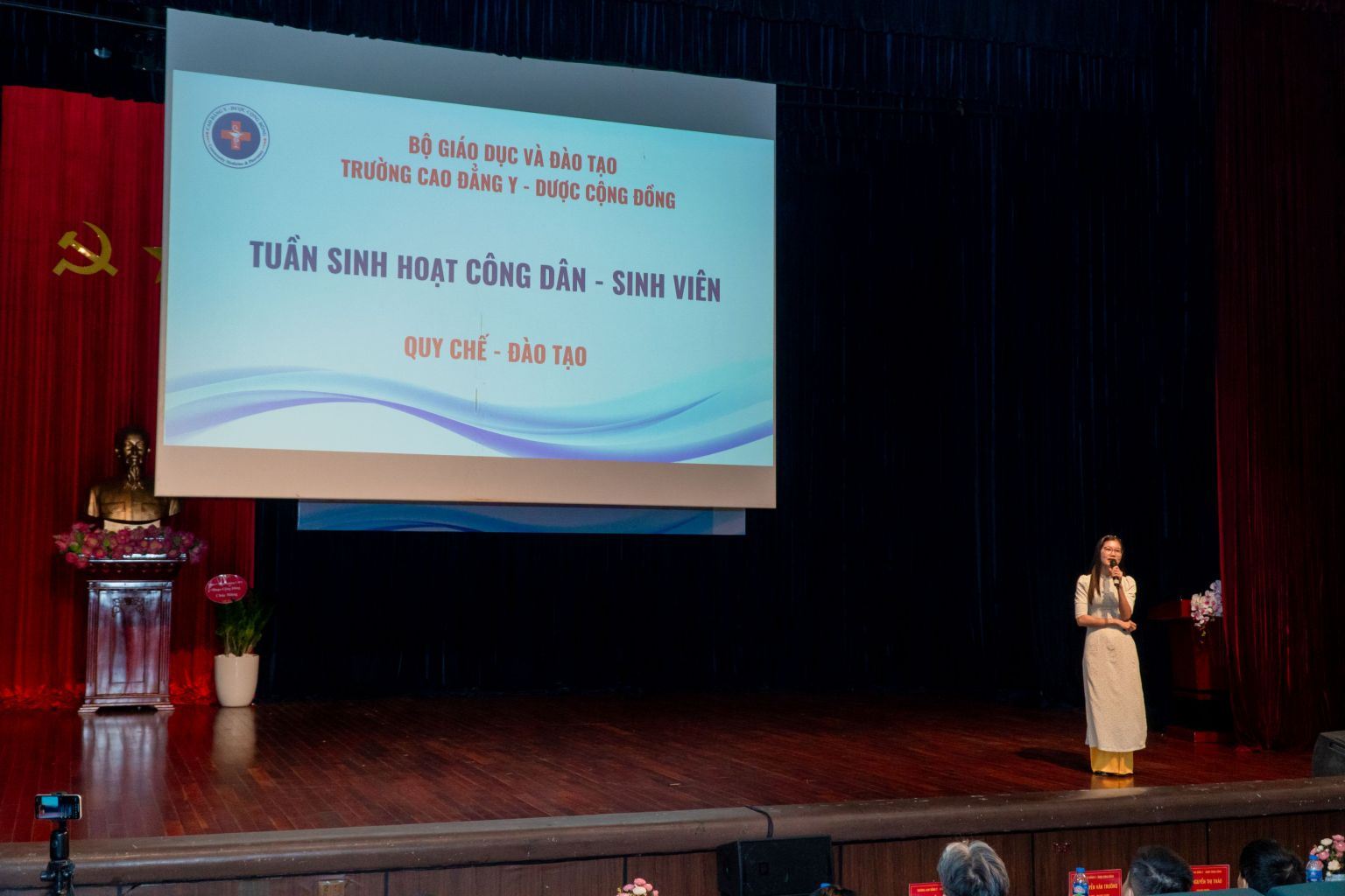 Cô Hoàng Thị Na – Đại diện phòng Đào tạo chia sẻ và hướng dẫn cho các sinh viên Nội quy, quy chế đào tạo