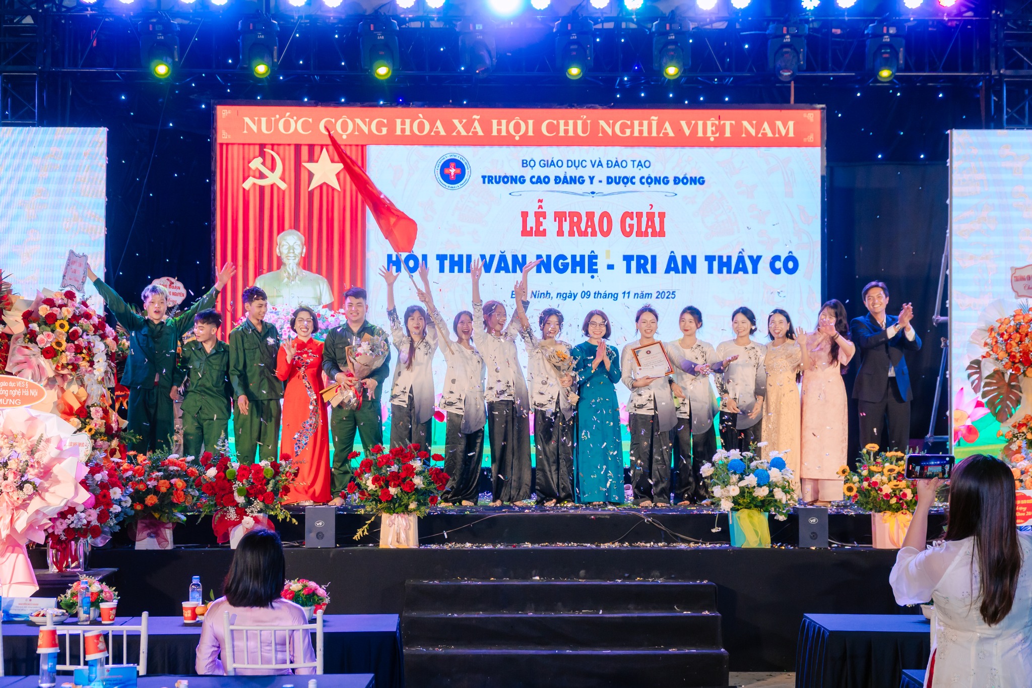 Nhóm đạt giải trong Hội thi văn nghệ - Tri ân Thầy Cô