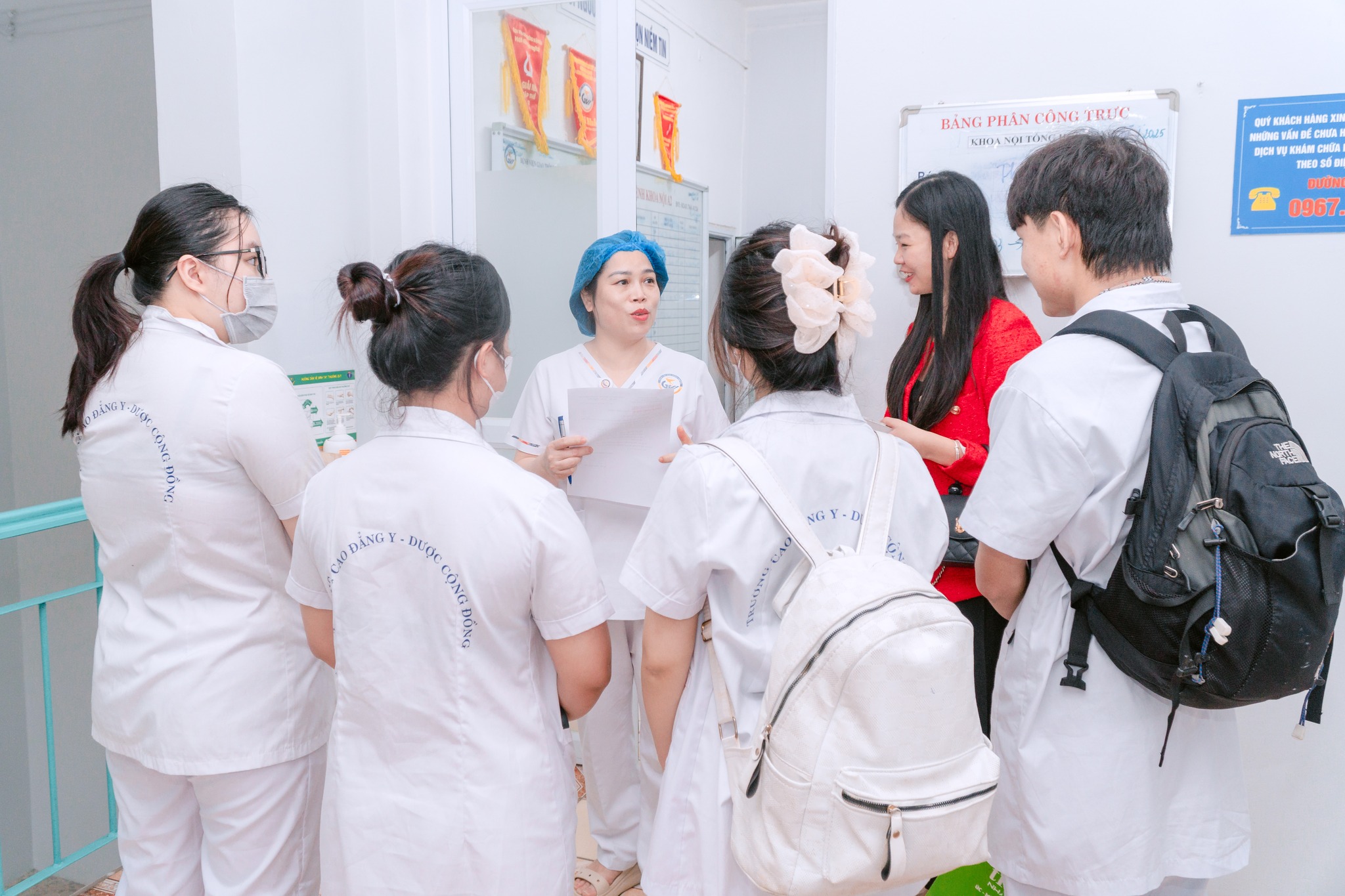 Sinh viên được hướng dẫn và theo sát bởi đội ngũ bác sĩ, điều dưỡng viên, dược sĩ nhiều kinh nghiệm