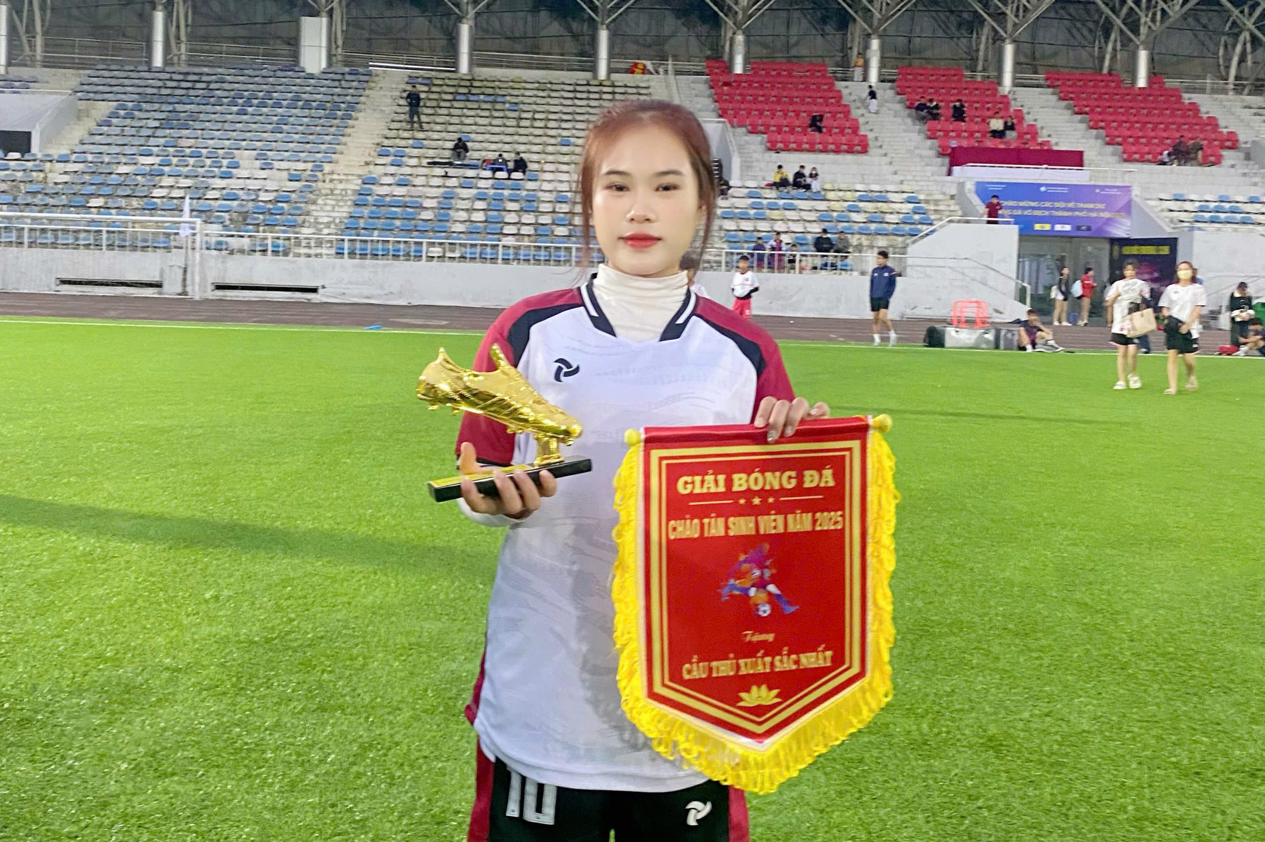Vì Triệu Hải Trúc – Nữ cầu thủ xuất sắc Giải bóng đá Chào Tân sinh viên 2025