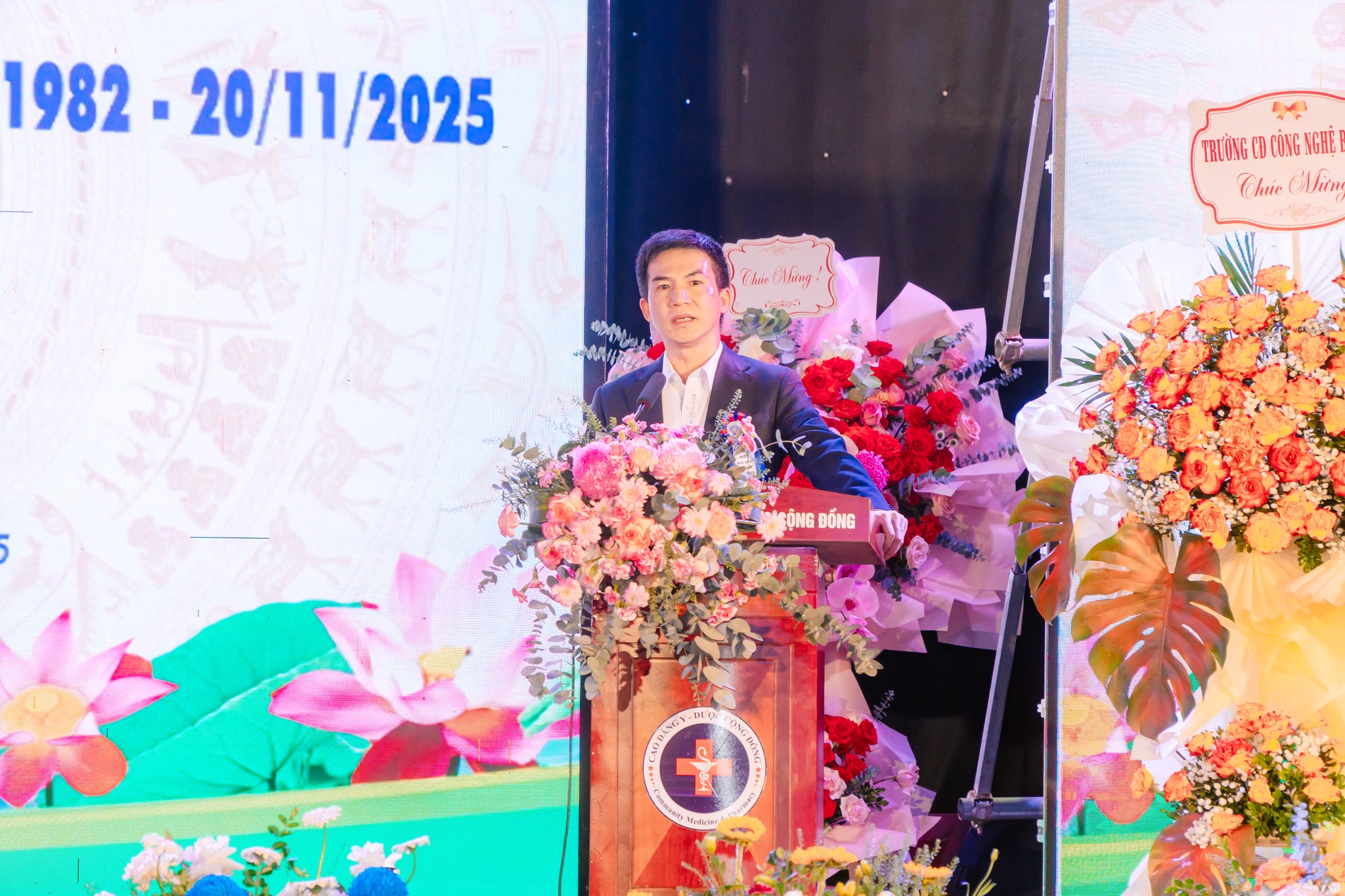 Thầy Nguyễn Huy Oanh - Chủ tịch Hội đồng Quản trị Trường Cao đẳng Y - Dược Cộng Đồng phát biểu 