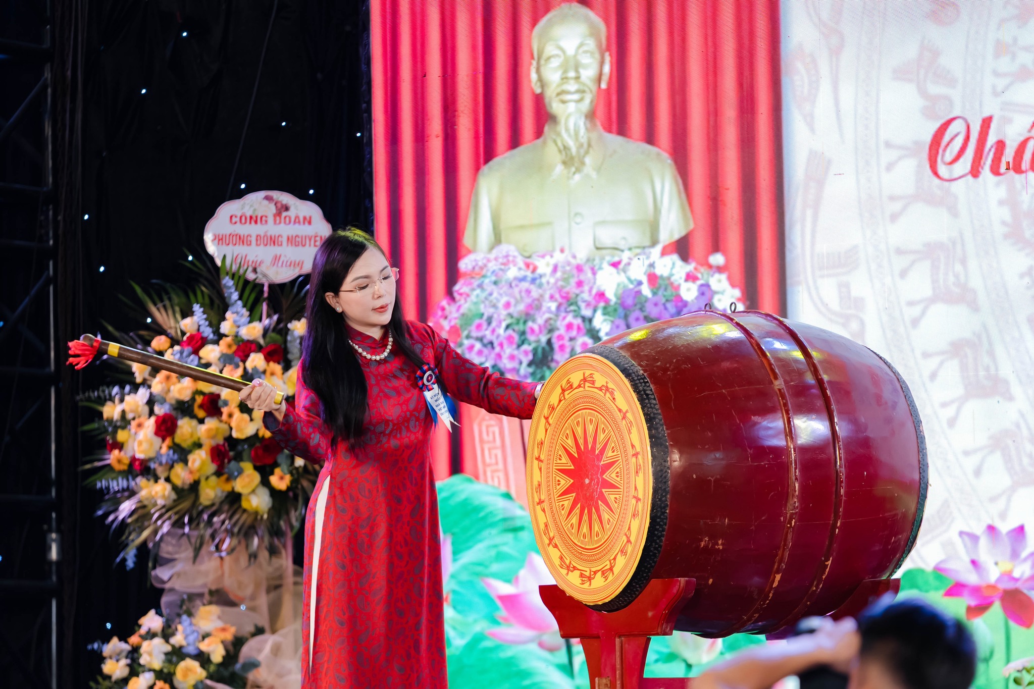 Cô Vũ Thị Thảo – Hiệu trưởng Trường Cao đẳng Y – Dược Cộng Đồng đánh trống khai trường