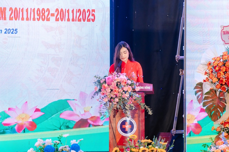 Nguyễn Thanh Thảo – đại diện cho tân sinh viên K12 phát biểu trong lễ khai giảng năm học 2025 – 2026