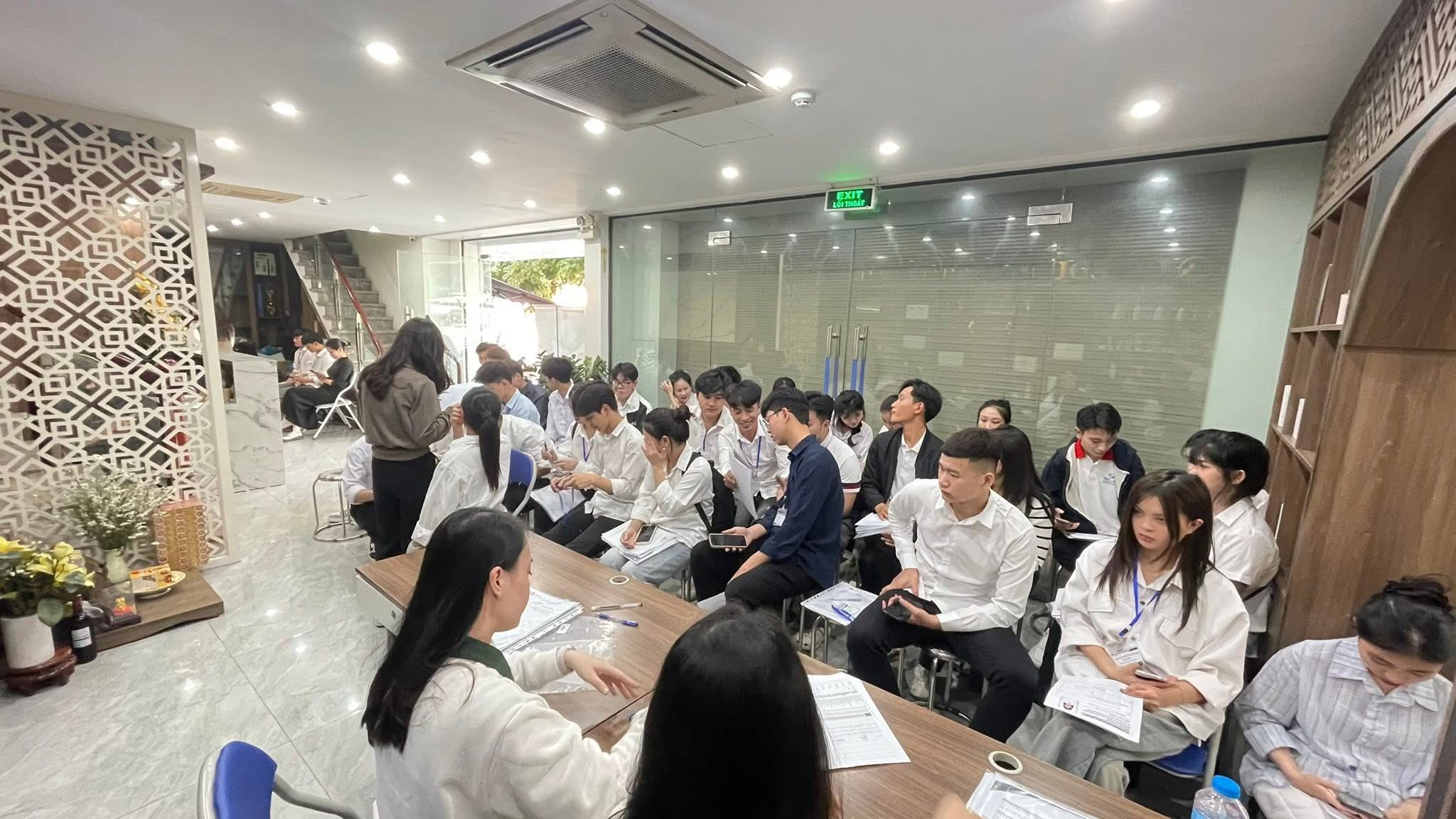 Chương trình đã thu hút hơn 200 học sinh Việt Nam tham gia phỏng vấn và các hoạt động đi kèm