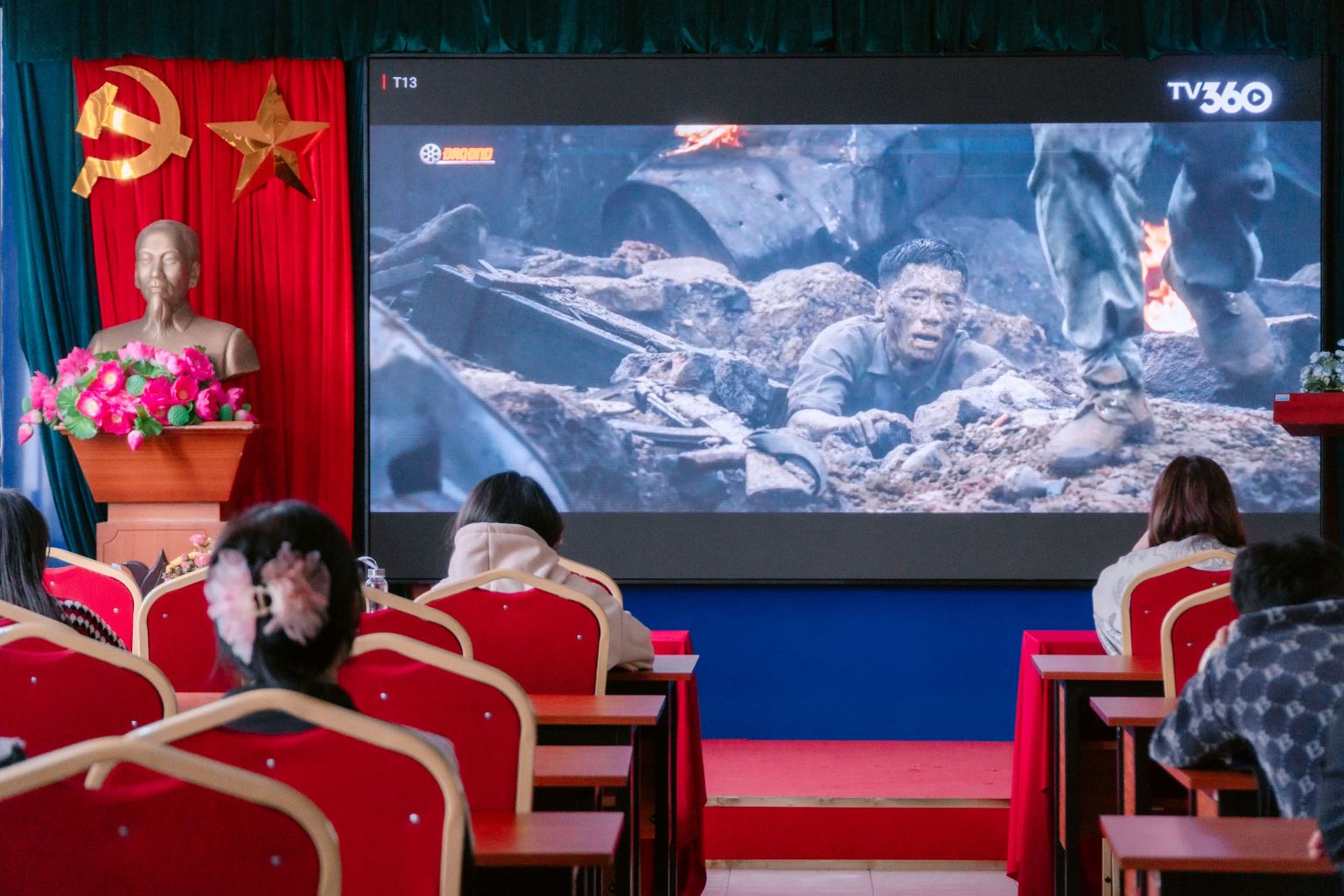 Không gian buổi chiếu phim diễn ra trong không khí trang nghiêm, lắng đọng