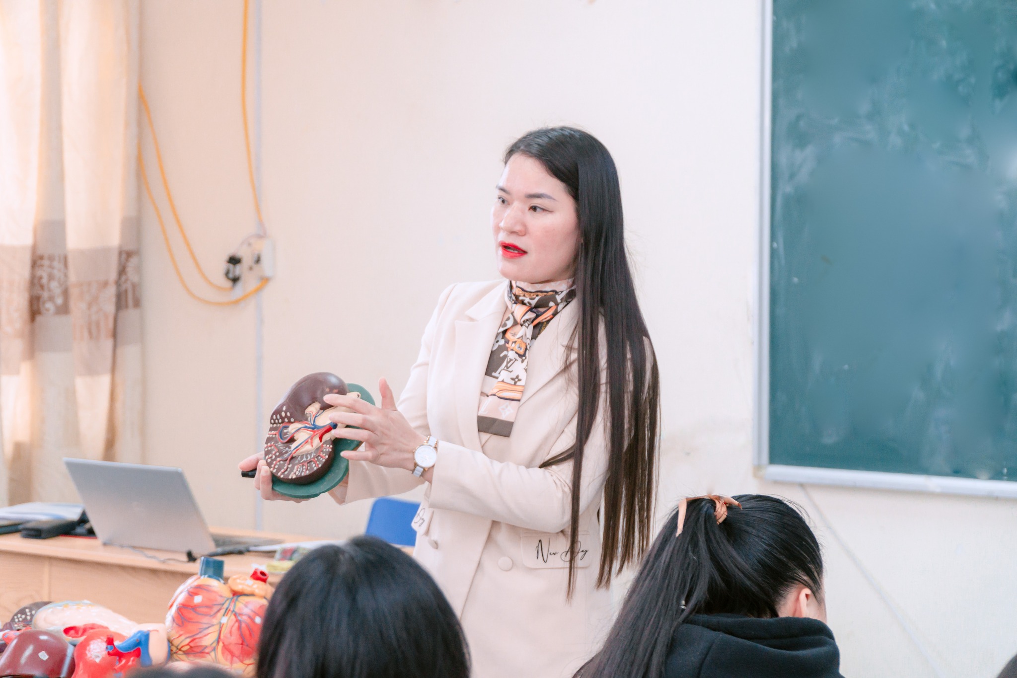 Sự tận tâm của giảng viên Th.S Nguyễn Thị Dân trong việc truyền đạt kiến thức